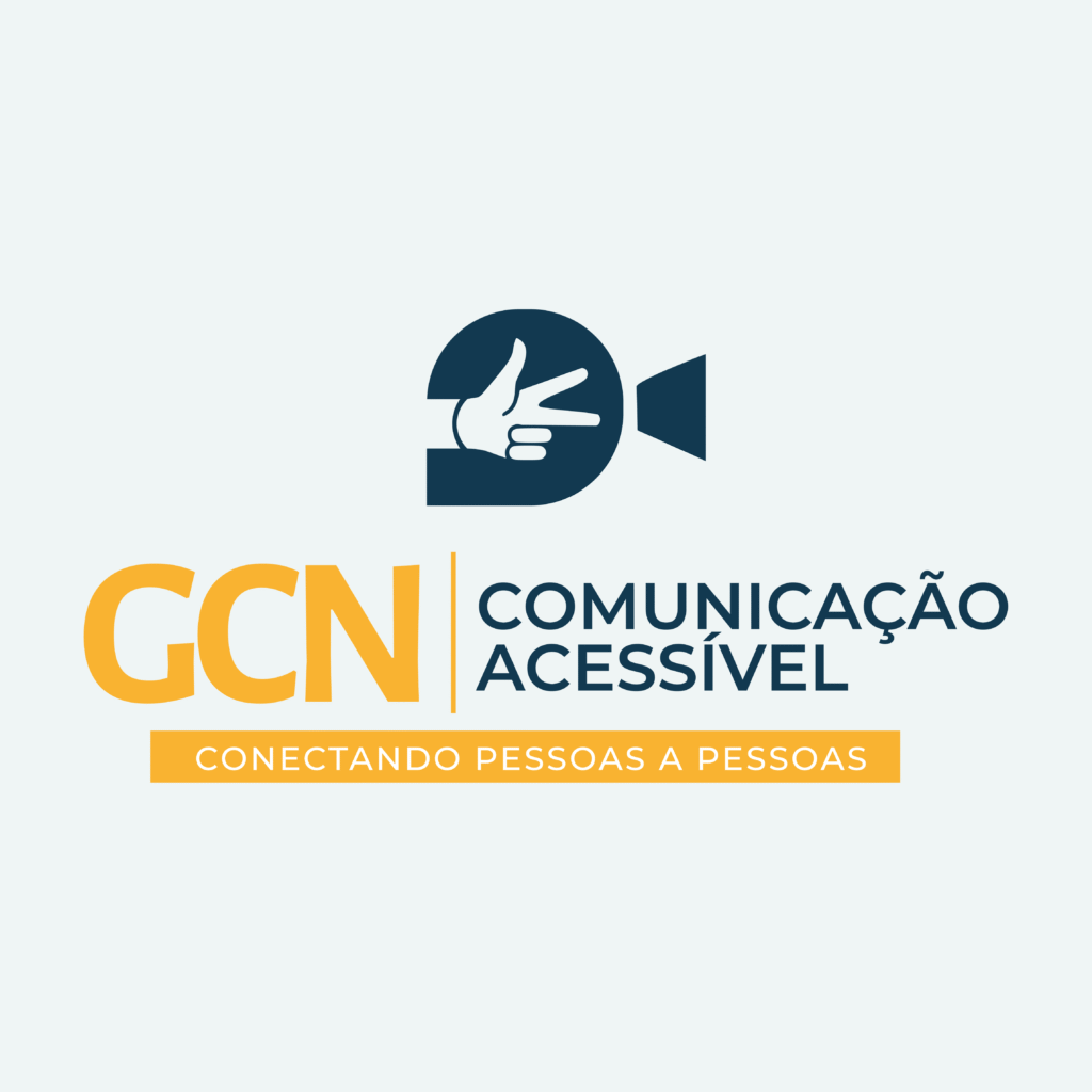 01 - Logotipo Principal (1) Acima, um balão com o sinal de Libras de filmar dentro, o balão é azul escuro e o sinal está vazado na imagem. Abaixo, letras GCN em caixa alta e cor amarela, ao lado a frase COMUNICAÇÃO ACESSÍVEL em caixa aula e azul escuro. Mais abaixo, uma tarja amarela com letras brancas: CONECTANDO PESSOAS A PESSOAS.